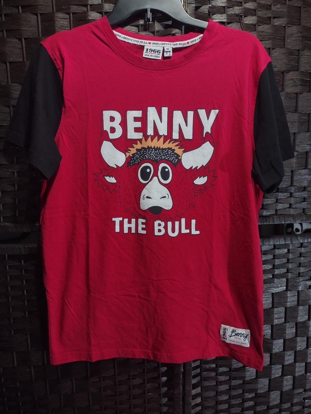 Chicago Bulls "Benny the Bull" 1966 anniversary graphic t-shirt Men's M